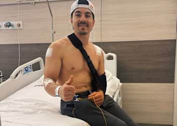 Maverick Vinales freut sich, dass die Schraube erfolgreich entfernt wurde