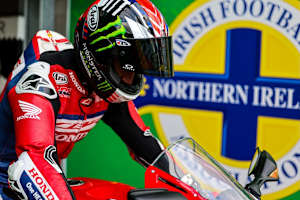 Jonathan Rea: Mit dem Motorrad im Fußballstadium