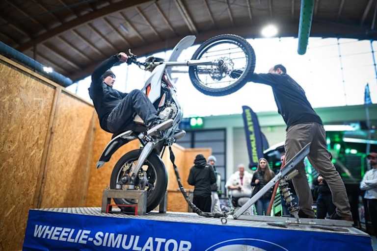 Selber mal Wheelie-King sein auf dem Wheelie-Simulator