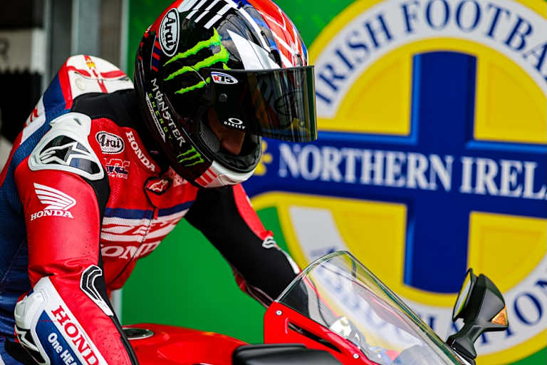 Jonathan Rea: Mit dem Motorrad im Fußballstadium