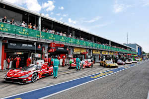 Boxenstopp bei Toyota mit beiden TR010 Hybrid