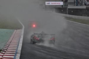 Regen in Fuji mit Blick auf das Heck des Alpine A424