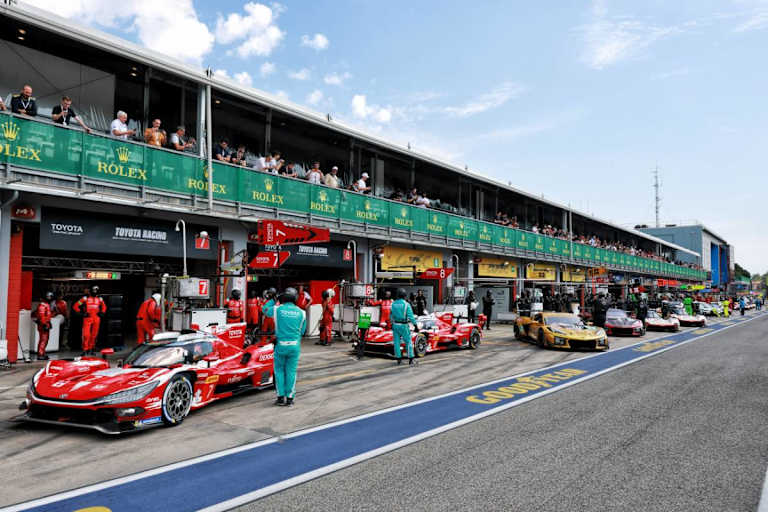 Boxenstopp bei Toyota mit beiden TR010 Hybrid