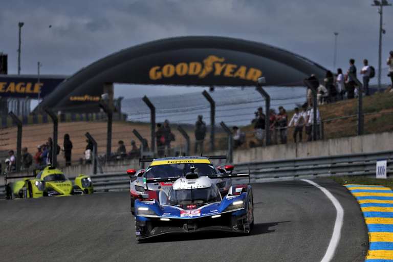 Alpine A424 vor LMGT3 und LMP2 in Le Mans