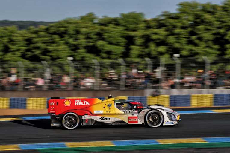 Führt am Sonntagmorgen in Le Mans: Der BMW M Hybrid V8