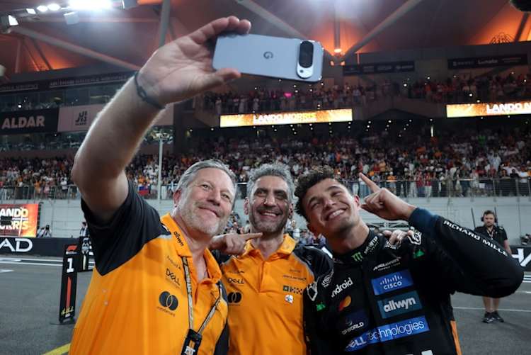 Weltmeister Lando Norris: Selfie mit Zak Brown und Teamchef Andrea Stella