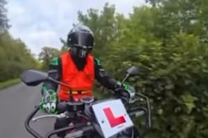 Alex Lowes bei der Fahrschulprüfung