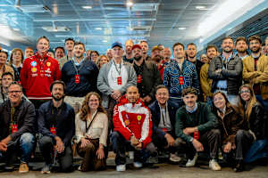 Lewis Hamilton mit Angestellten von Ferrari