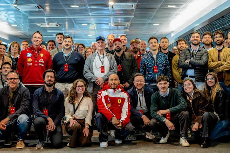 Lewis Hamilton mit Angestellten von Ferrari