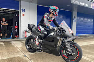 Lorenzo Savadori mit dem 850-ccm-Bike aus Noale