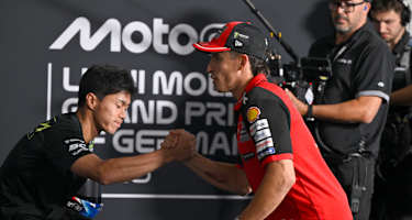 Wer gewinnt das Kräftemessen zwischen Ai Ogura (li.) und Marc Marquez?
