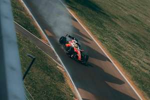 Lewis Hamilton auf künstlich bewässerter Piste