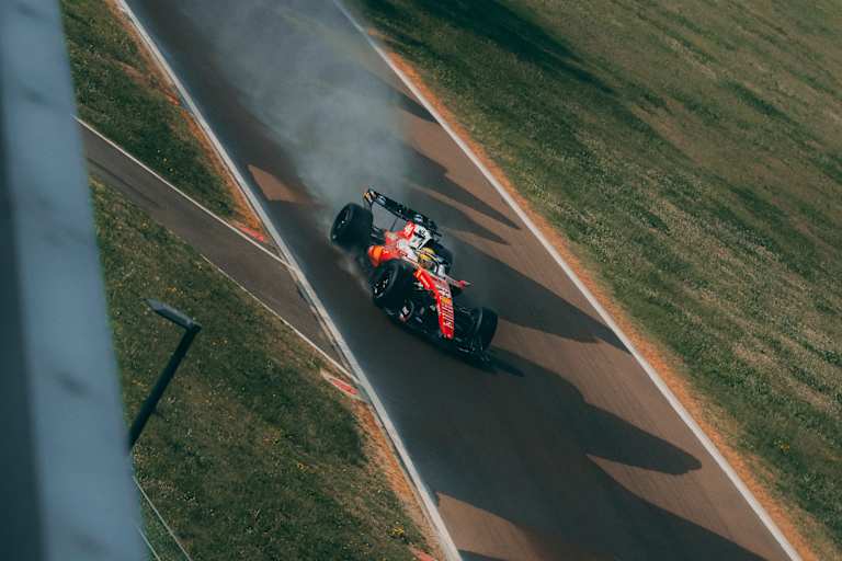 Lewis Hamilton auf künstlich bewässerter Piste