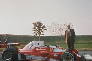 Enzo Ferrari Anfang 1976 auf der firmeneigenen Testbahn Fiorano