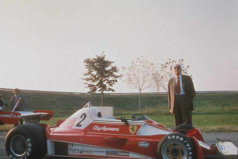 Enzo Ferrari Anfang 1976 auf der firmeneigenen Testbahn Fiorano