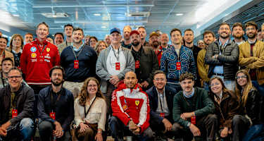 Lewis Hamilton mit Angestellten von Ferrari