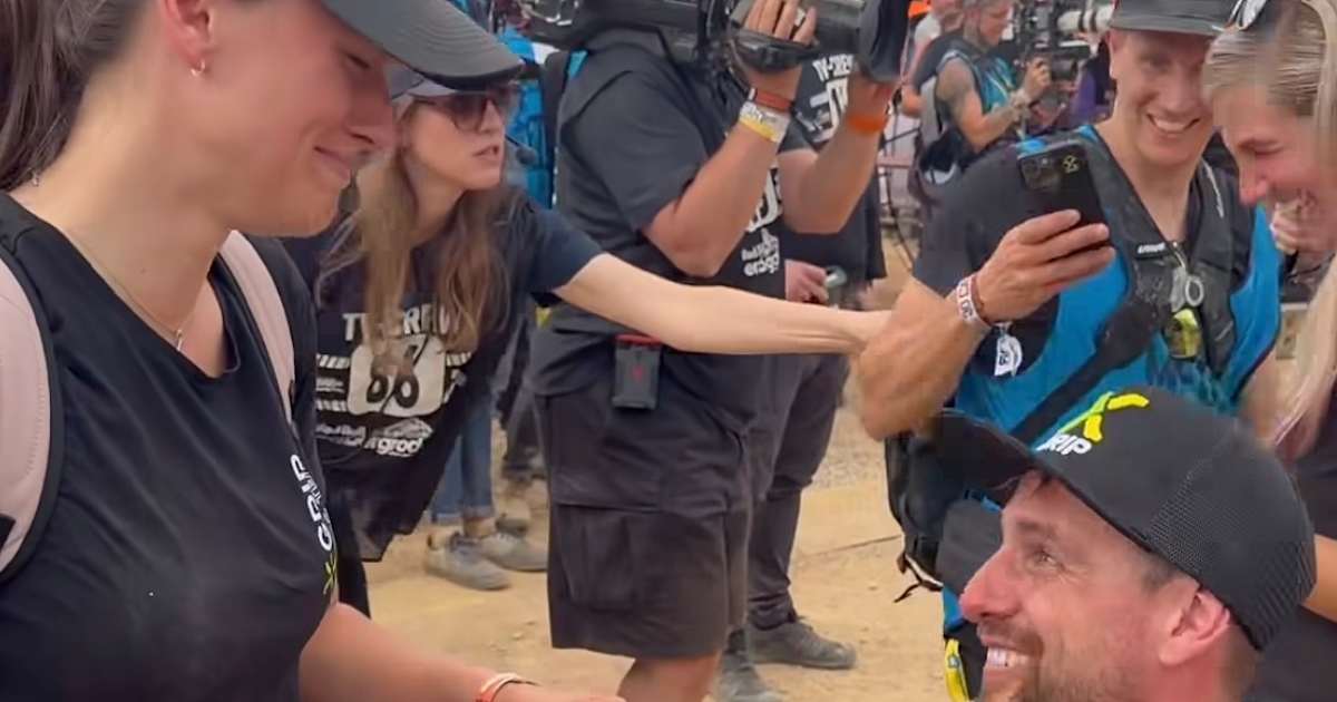 Hard-Enduro-Fahrer-Dieter-Rudolf-Heiratsantrag-nach-Erzberg-Finish