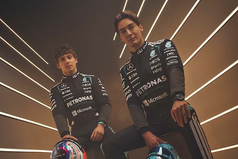 Auch auf den Rennanzügen der Fahrer ist das Microsoft-Logo zu sehen