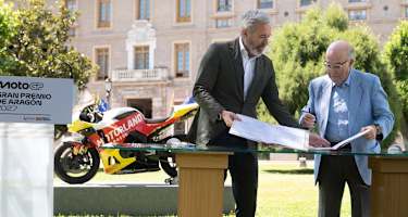 Vertragunterzeichnung mit Carmelo Ezpeleta, CEO MotoGP Sports Entertainment