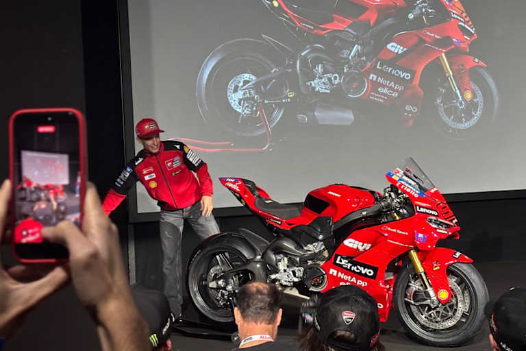 Marc Marquez enthüllt die Ducati-Replika 