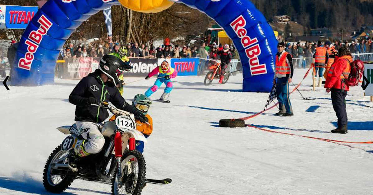 Holzknecht-Skij-ring-Gosau-Winterspektakel-mit-Motorrad-und-Skifahrern