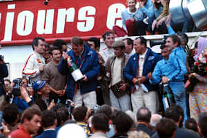 Le Mans 1967: Gleich legt Gurney mit Champagner los, Siffert (re) hat schon