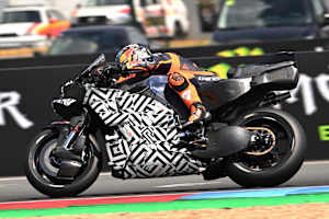Die neue KTM mit 850er-Motor und Pirelli-Reifen