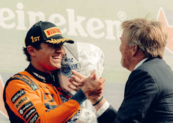 Lando Norris nach dem Sieg mit dem niederländischen König Willem-Alexander