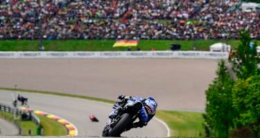 MotoGP in Deutschland: Im Hintergrund die schnelle Sachsenkurve