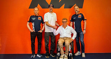 Deal: Alex Marquez mit Aki Ajo (li.), Pit Beirer und Jens Hainbach
