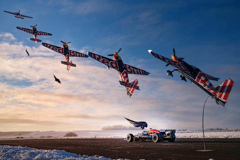 Red Bull-Pilot Martin Sonka enthüllte die 2026-Lackierung mit einem Stunt