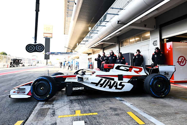 Esteban Ocon im Auto von Haas