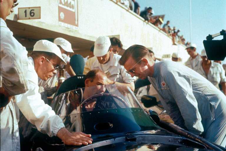 Stirling Moss (im Auto) mit Tony Brooks