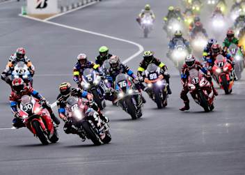 Der Start der 8 Stunden von Suzuka fand im Nassen statt