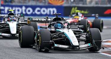 George Russell vor Kimi Antonelli und Lewis Hamilton