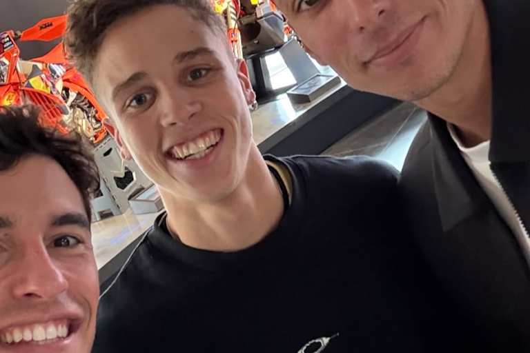 Marc Marquez (l.) mit Diogo Moreira und Toprak Razgatlioglu (r.)