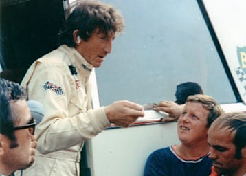 Jochen Rindt und Manfred Kessler (blaues Shirt)