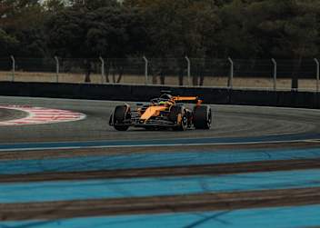 Leo Fornaroli durfte in Le Castellet Erfahrungskilometer im MCL39 sammeln