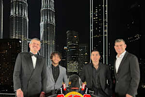 Tech3: Günther Steiner, Enea Bastianini, Maverick Vinales und Nico Guyon