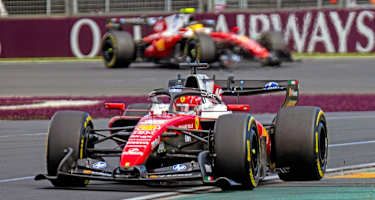 Charles Leclerc und Lewis Hamilton mit ihren Ferrari