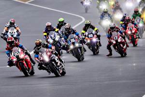 Der Start der 8 Stunden von Suzuka fand im Nassen statt