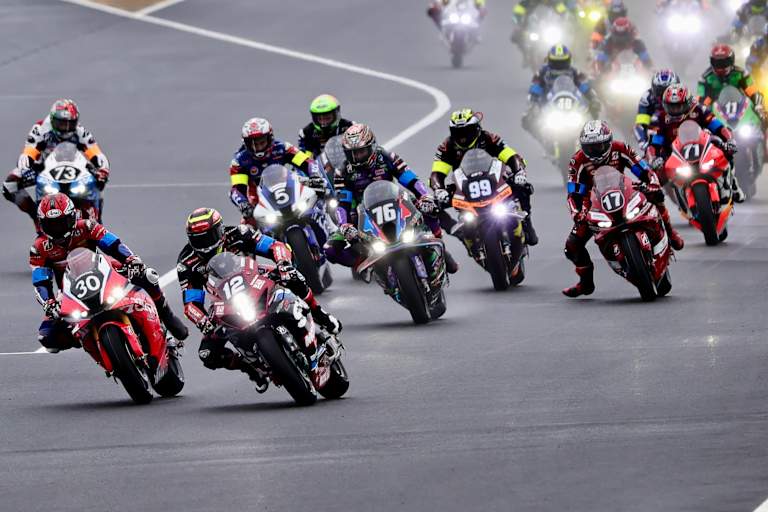 Der Start der 8 Stunden von Suzuka fand im Nassen statt