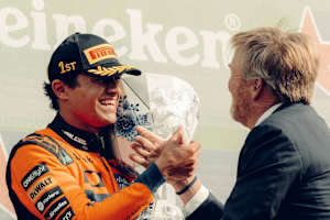 Lando Norris nach dem Sieg mit dem niederländischen König Willem-Alexander