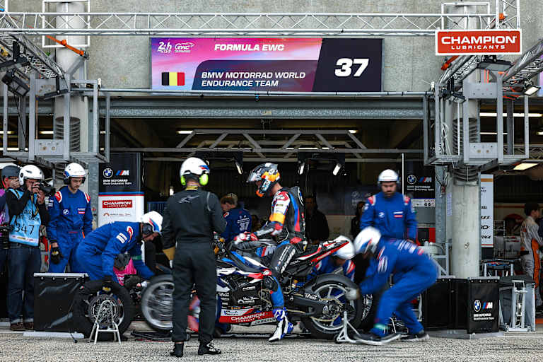 EWC-Rookie Michael van der Mark beim Boxenstopp