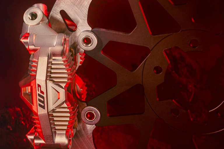 Vierkolben-Radialbremszange FCR4: Kein Fading dank definierter Luftführung