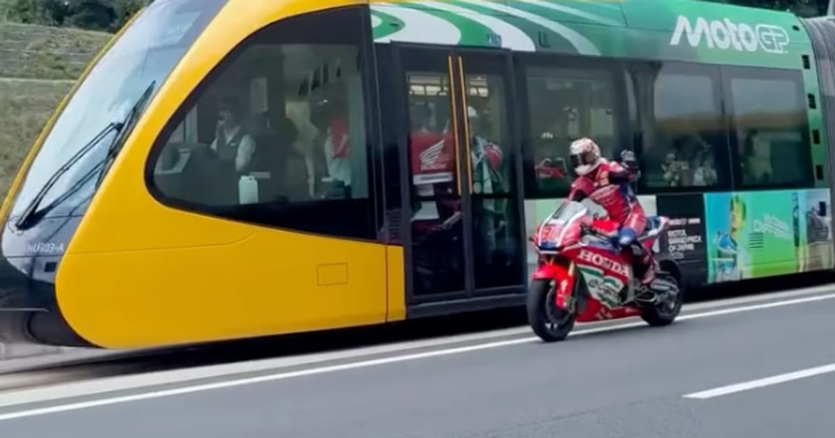 Mit-der-Honda-RC213V-neben-dem-Zug-Nakagami-wirbt-f-r-MotoGP-in-Motegi