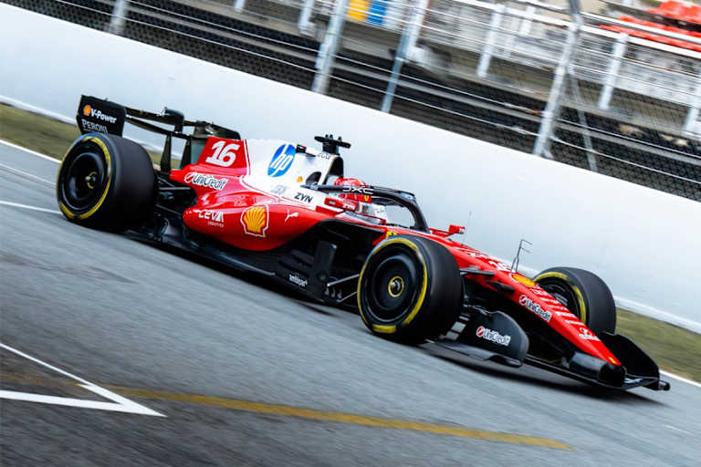 Charles Leclerc durfte in Barcelona als Erster im Ferrari SF-26 ausrücken