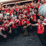 Lewis Hamilton feiert den Barcelona-Sieg mit seiner Scuderia Ferrari