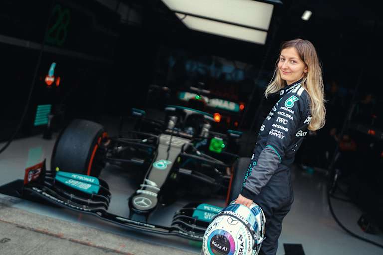 Doriane Pin vor dem Mercedes W12