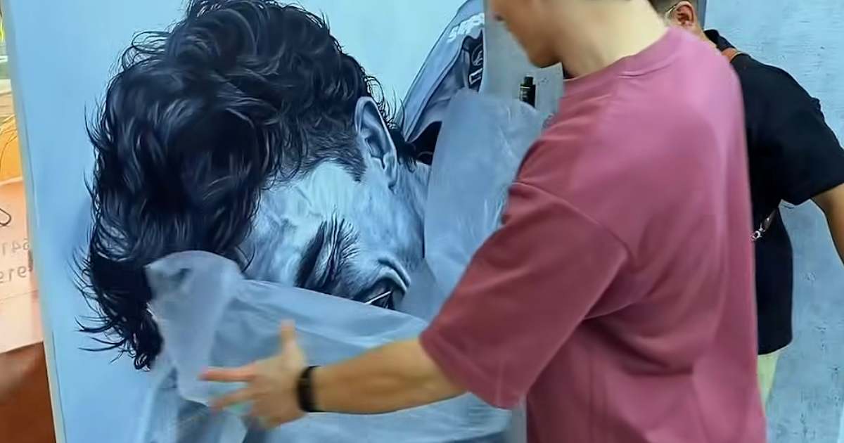 Marc-Marquez-Freude-ber-riesiges-Portr-t-beim-Stammfriseur